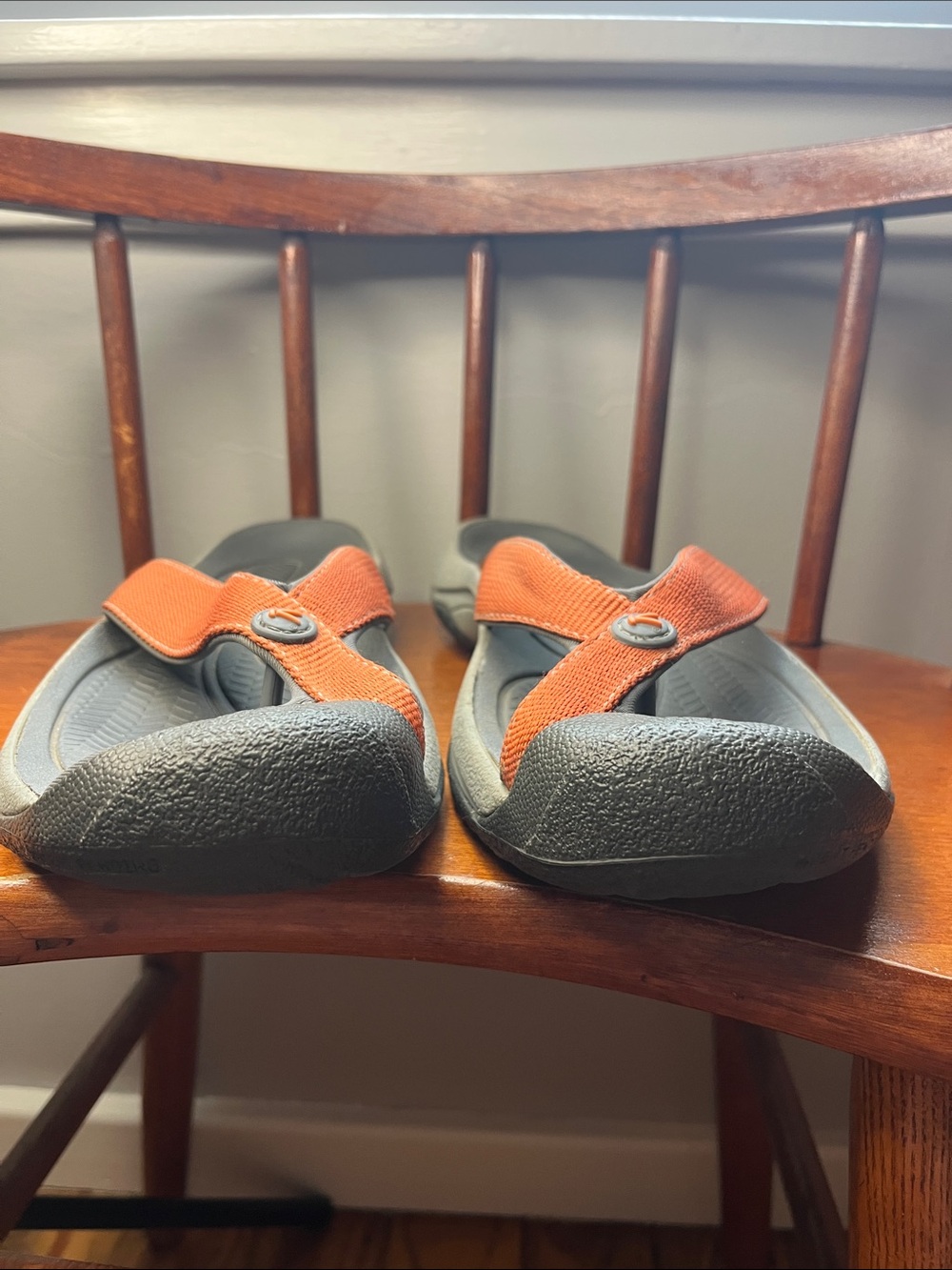 KEEN Kona Flip Sandals Men’s Size 9.5 Brown Leather Outdoor Comfort EUC - Picture 2 of 9
